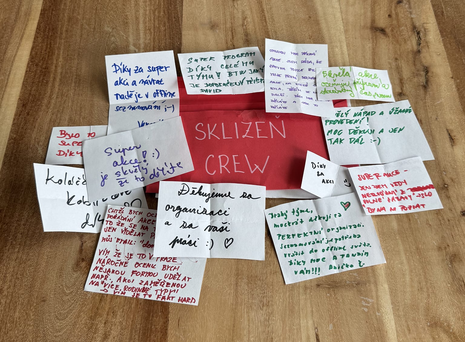 Obálka „Sklizeň crew" obklopená všemi listečky od účastníků