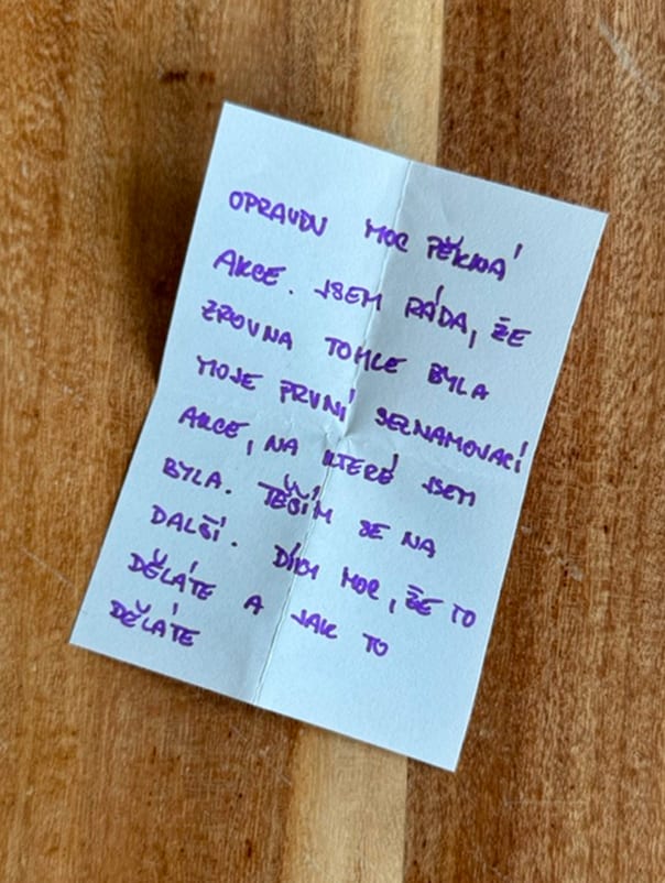 Ručně psaný listeček: „Opravdu moc pěkná akce, jsem ráda, že tohle byla moje první seznamovací akce, na které jsem byla."