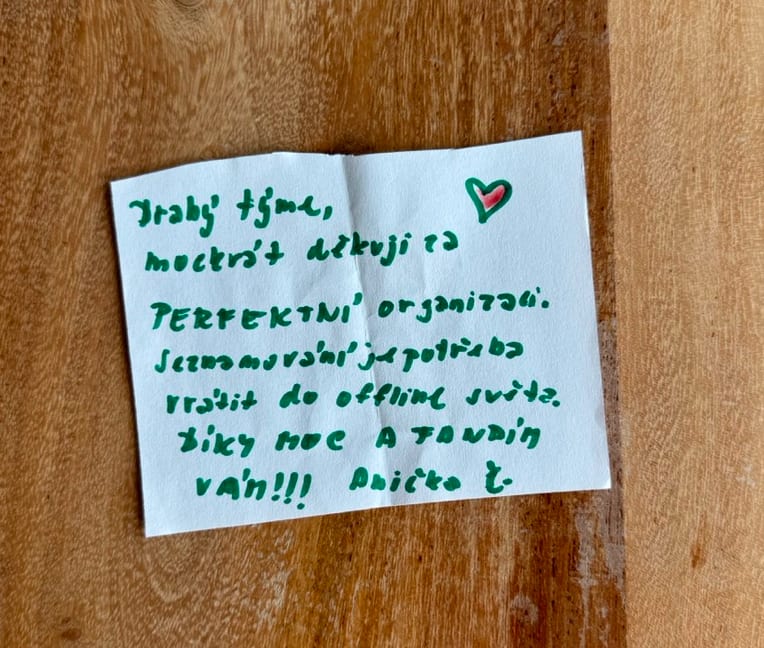 Ručně psaný listeček od Aničky: „Drahý týme, mockrát děkuji za perfektní organizaci. Seznamování je potřeba vrátit do offline světa."