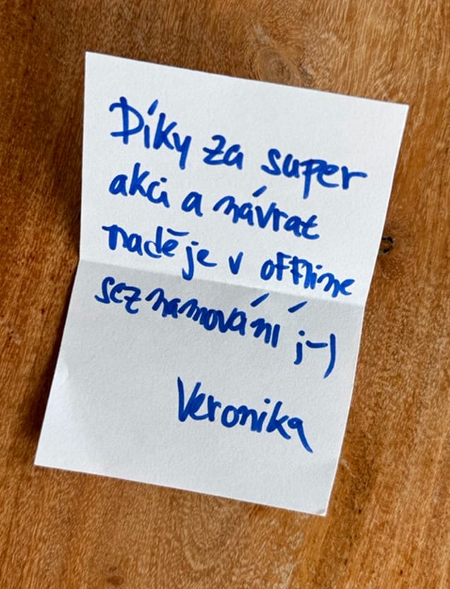 Ručně psaný listeček od Veroniky: „Díky za super akci a návrat naděje v offline seznamování :-)"